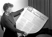 Eleanor Roosevelt mit der Allgemeinen Erklärung der Menschenrechte (UN Photo)